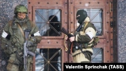 Озброєні люди на одній з вулиць Луганська, 22 листопада 2017 року 