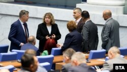 Председателката на парламента Наталия Киселова говори с колеги от БСП, които подкрепиха отнемането на правомощията на президента, свързани със службите за сигурност, 10 октомври 2025 г.