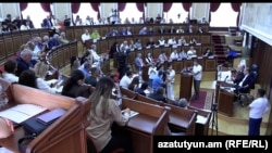 Armenia - Gyumri Mayor Vartan Ghukasian chairs a session of the city council, June 20, 2025.