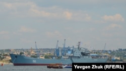 Большой десантный корабль «Саратов» Черноморского флота России в Севастопольской бухте, архивное фото