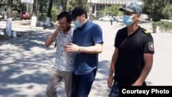 Жеңиш Молдокматов жана Эрлан Бекчоро уулу кароол менен. 
