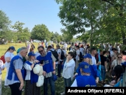 Pentru că erau 40 de grade Celsius afară și un cod roșu de caniculă în vigoare, profesorii s-au adăpostit pe sub copaci.