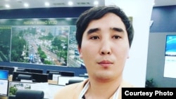 «Азаттыктын» оператору Айбек Кулчуманов.