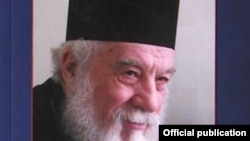 Detaliu de pe coperta volumului „Șapte cuvinte către tineri”, de pr. Gheorghe Calciu Dumitreasa (1925-2006) 