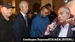 Спас Спасов (вдясно) на фона на служители на реда, които отвеждат кмета на Варна Благомир Коцев (в костюма) на съдебно заседание. Колаж.