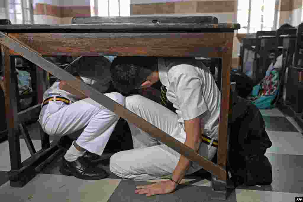 Пакистан менен кырдаал курчугандан кийин коопсуздук эрежелерин үйрөнүп жаткан мектеп окуучулары. Калькутта, Индия. 7-май. 