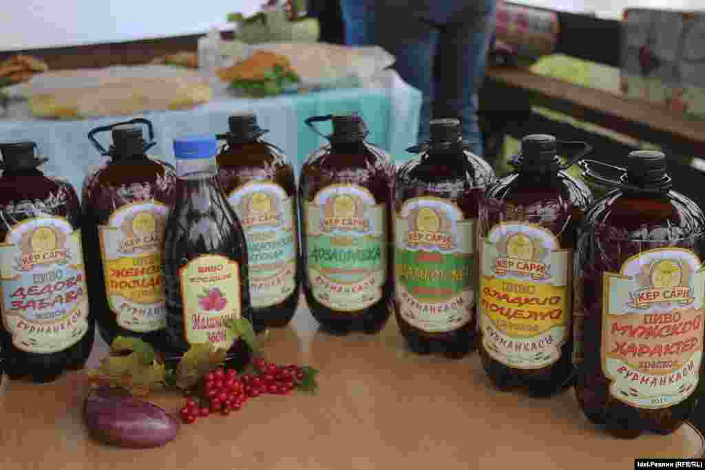 15 видов домашнего пива с шутливыми названиями ("Дедова забава", "Женские посиделки", "Малиновый звон", "Мужской характер", "Вдали от жен", "Сладкий поцелуй", "Дозаправка" и др.) выставила деревня Вурманкасы.