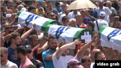 Tubim në Qendrën Memoriale në Potoqari më 11 korrik, për të varrosur 19 viktima të Masakrës së Srebrenicës që u identifikuan rishtazi.