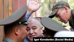 Өмүрбек Текебаевдин сот жараяндарынын бирине жеткирилген учуру. Архивдик сүрөт. 11-август, 2017-жыл. 