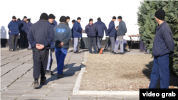 Украинадагы согуш туткундары кармалып турган лагерь.