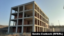"Stoji tamo kao neka pečurka", kaže Tatjana Kovačević zagledana u ovaj objekat koji, kada je počela gradnja pre deset godina, je trebalo da bude nova bolnica u Gračanici kod Prištine.