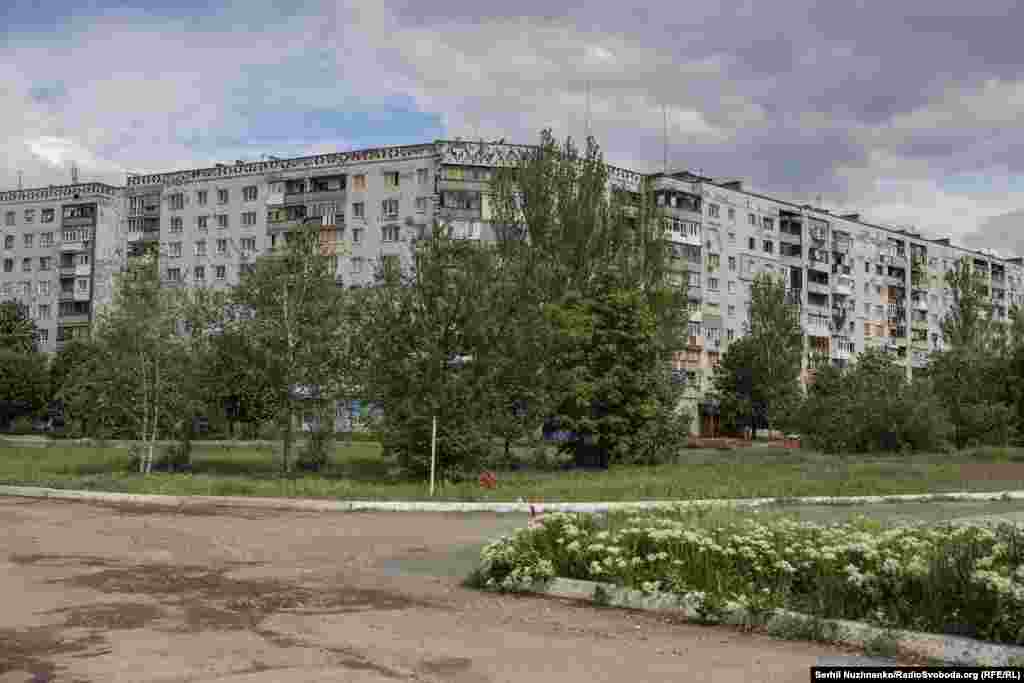 Electricitatea, gazul și parțial apa potabilă sunt încă disponibile în Kosteantînivka. Asistența umanitară este oferită în mod constant. Toate serviciile comunale funcționează.După fiecare atac, distrugerile sunt majore, dar echipele de intervenție încep imediat lucrările de reparație.