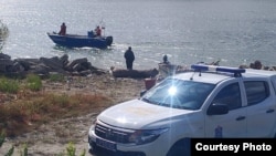 Policia serbe në vendin ku ka ndodhur aksidenti, 6 tetor 2025.