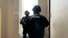 Полицейский спецназ у дверей редакции Orda.kz, внутри которой проходит обыск