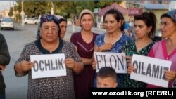 Десятки жителей Балыкчинского района собрались 16 сентября у здания районной администрации, требуя выплаты компенсации за снесенные дома.