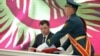 Президент Садыр Жапаров подписывает новую Конституцию. 5 мая 2021 года.