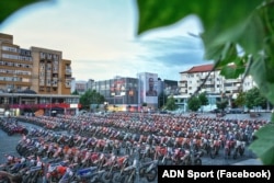 Proiectul de lege prevede şi amenajarea unor locuri gratuite de parcare pentru motociclete, în parcările auto publice. În imagine, o parcare moto de mari dimensiuni.