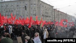 Ресей солшылдары Болотный алаңына келе жатыр.  4 ақпан 2012 жыл. 