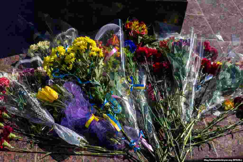 А до пам'ятника Кобзарю в Сімферополі українці мовчки несли квіти зі стрічками кольору національного прапора