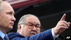 Президентът на Русия Владимир Путин и бизнесменът Алишер Усманов през 2017 г.