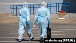 Дактары ў абарончых касьцюмах на вуліцы Менску