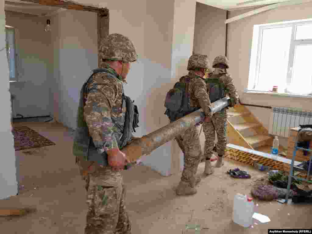 Снаряд жаңы курулган үйгө түшкөн.&nbsp;