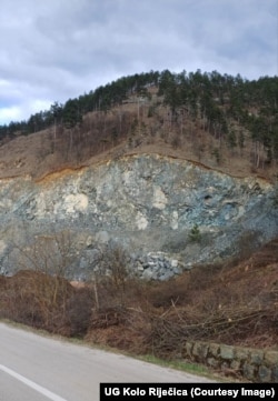 Kamenolom u mjestu Rječica nalazi se pored glavnog puta Doboj-Maglaj na kojem postoje već tri aktivna kamenoloma.