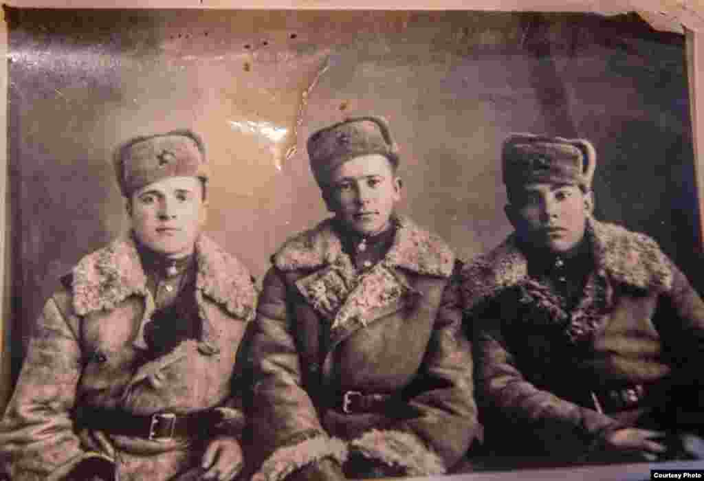 Василий Мандрыкин&nbsp;(оңдон биринчи)​&nbsp;1943-жылы 14 жашында согушка аттанган. Ал номер 32-Батыш ок атуу полкунда согушкан. Ал 1946-жылы үйүнө кайтып келген. ​ "Үй-бүлөдө үч бир тууган элек. Агам 1941-жылы согушка кеткен. Ошол бойдон кайткан жок. Үч жаштагы иним ооруп чарчап калды. Атамды 1942-жылы алып кетишти. Ал Украинада согушуп жатканда мина жарылып каза болуптур", - деп эскерет ардагер "Азаттыкка" 2019-жылы берген маегинде.&nbsp;