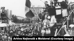 Cetățeni ai Republicii Moldova în Piața Marii Adunări Naționale, în ziua adoptării „Declarației de Independență”, 27 august 1991, Chișinău.