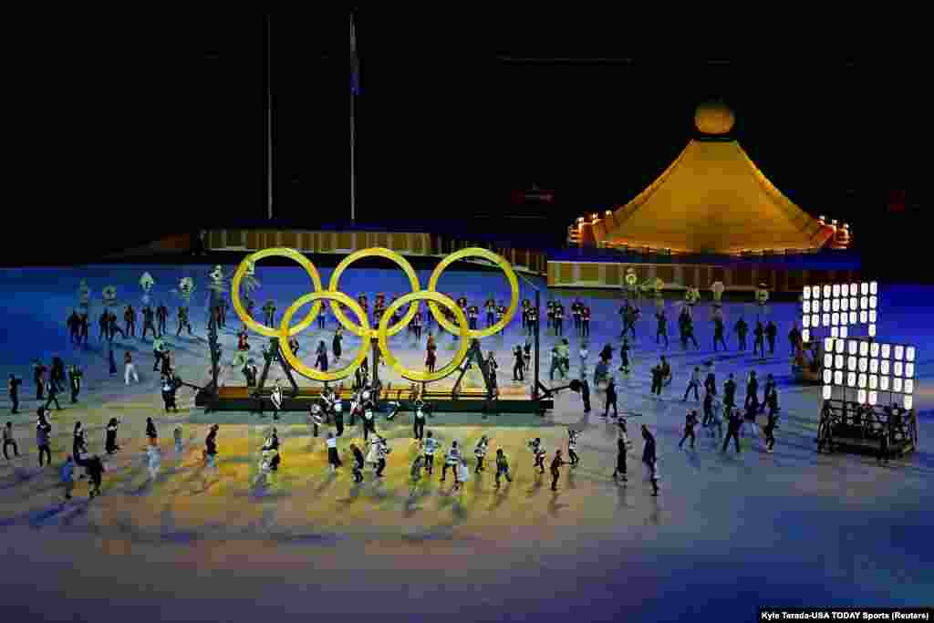 Эки жума мурун Токиодо коронавирустун жаңы толкуну чыкканына байланыштуу уюштуруу комитети көрүүчүлөрдүн катышуусуна толук тыюу салган. Көпчүлүк чет элдик көрүүчүлөр Олимп оюндарынын ачылыш аземине киргизилбей турганы жарыяланган.&nbsp;