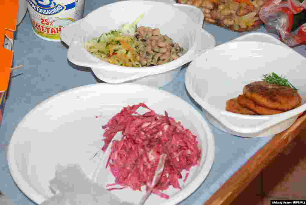 Блюда, выставленные на Фестивале постной кухни. На столах стояли фасоль, овощные салаты, голубцы, пироги, самса с картошкой, овощные котлеты, блины на воде и без яиц.