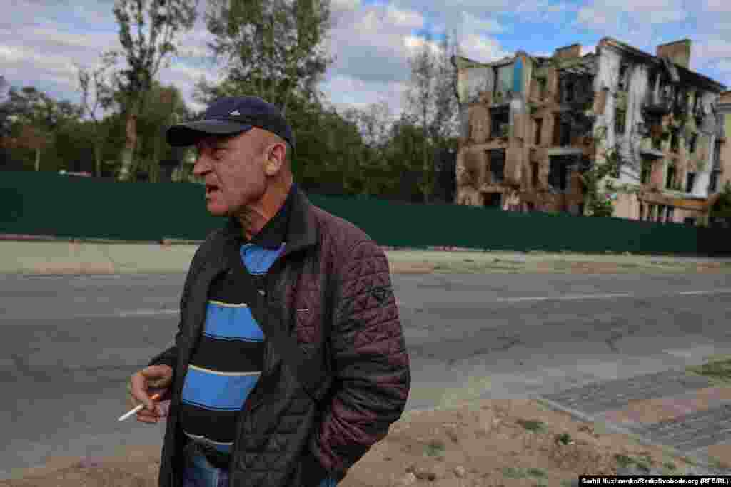 Мясцовы жыхар Генадзь стаіць каля зруйнаванага шматпавярховіку: «Якія яны нам браты? Хай яны будуць праклятыя». Ён запальвае цыгарэту: у гэтым будынку загінулі ягоныя сябры