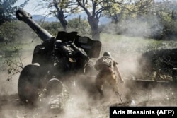 Një ushtar armen duke goditur caqet e ushtrisë azerbajxhanase në konfliktin e vitit 2020.