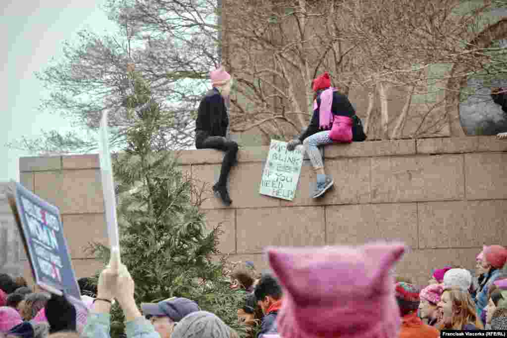 "Мэлянія! Падміргні, калі табе трэба дапамога!"