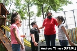 Carmen Avramescu, profesor de psihopedagogie specială la Școala Gimnazială Specială pentru Deficienți de Vedere din București, discută cu elevii săi într-o pauză.