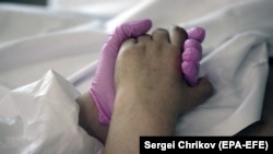 Din cauza nerezolvării cazurilor de malpraxis, nenumărați medici dedicați sunt văzuți cu aceeași suspiciune de bolnavi. Tăcerea sufocă și medicii, și pacienții. Aceștia din urmă vorbesc cel mai rar. 