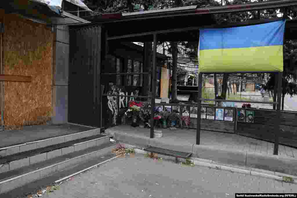 Краматорск добра памятае трагедыю 27 чэрвеня 2023 году, калі расейскі ўдар па піцэрыі «Ріо» забраў жыцьці 13 чалавек, сярод іх пісьменьніца Вікторыя Амеліна і супрацоўнікі ўстановы