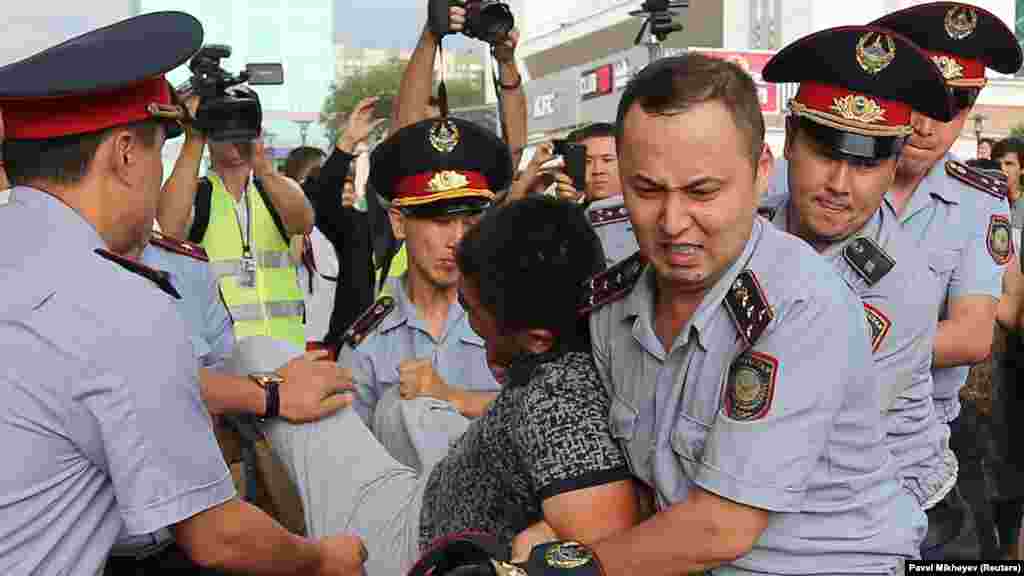 Полиция Балуан Шолақ спорт сарайы маңында жүрген адамның бірін ұстап әкетіп барады. 4 шілдеде Қазақстан бас прокуратурасы "6 шілдеде заңсыз митингіге шыққандар заңға сай жазаланатынын" мәлімдеген.&nbsp;