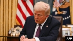 Дональд Трамп алгачкы жарлыктарына кол коюуда. 2025-жылдын 20-январы.