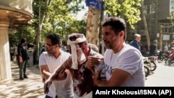 ისრაელის ავიადარტყმების შედეგად დაჭრილი კაცი. თეირანი, 2025 წლის 15 ივნისი