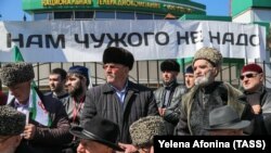 Участники согласованного митинга по вопросу публичного обсуждения законопроекта "О референдуме Республики Ингушетия".