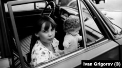 9-годишната Лейля през 1989 г., заснета от Иван Григоров по време на кампанията за насилствено прогонване на българските турци в Турция. Снимката е на корицата на албума "О, спомняте ли си Лейля", който в четвъртък излезе от печат в издателство "Рива".