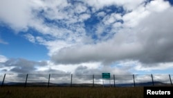 Границу прокладывают по советским административным картам – очень приблизительным, не учитывающим реальные границы между населенными пунктами и земельными угодьями близлежащих сел