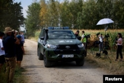 Un vehicul al Jandarmeriei Militare a descins la Osiny pentru a securiza locul, un lan de porumb, în care a căzut noaptea trecută și a explodat un obiect neidentificat.