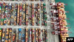 Судно в терміналі порту міста Ціндао, у східній китайській провінції Шаньдун, 9 жовтня 2025 року. США і Китай проведуть черговий раунд торговельних переговорів в Малайзії, дві найбільші економіки світу намагаються уникнути подальшої ескалації тарифної війни