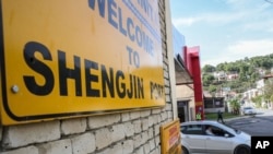 Italia și Albania au semnat un acord bilateral prin care înființează centre de procesare a cererilor de azil în această țară balcanică, sub jurisdicția italiană. Modelul e văzut de unii din UE ca un posibil precedent pentru alte asemenea aranjamente, potrivit AFP. 