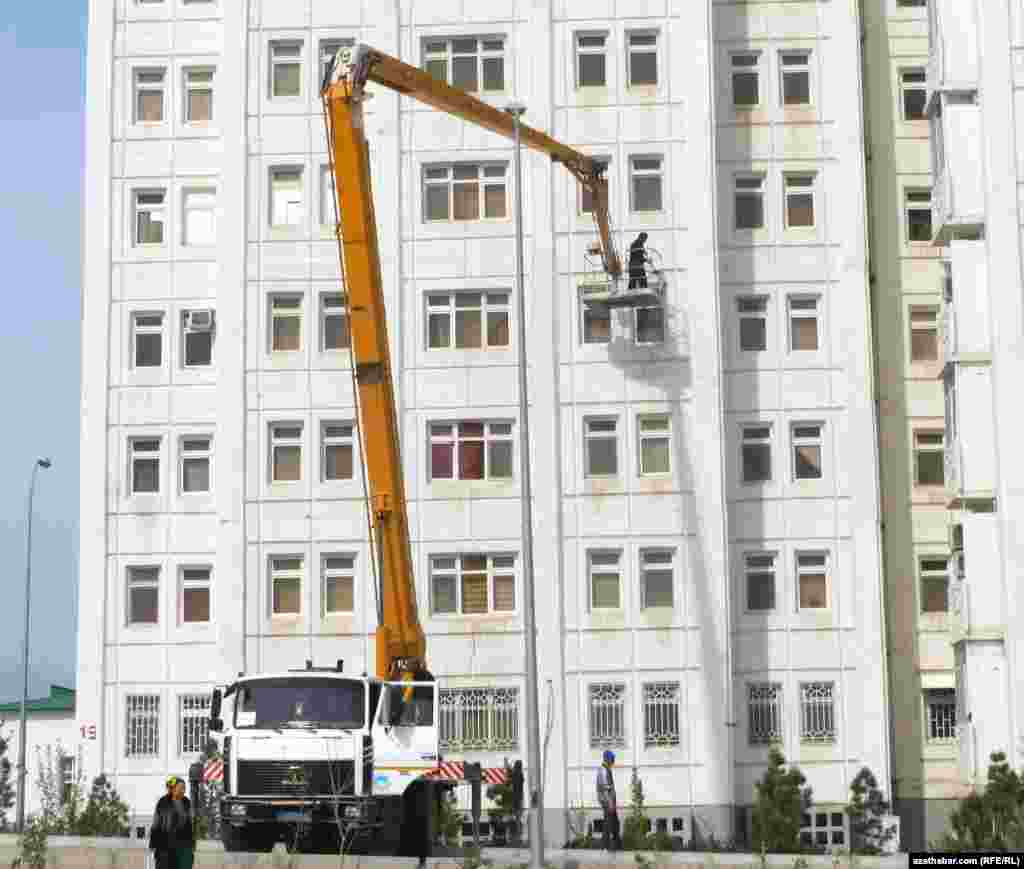 Parahat-7 etrapçasynda jaýlaryň daşy ýuwulýar