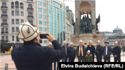 Түркиядагы "Кыргызстан" достук жана маданият коомунун мүчөлөрү Таксим майданында.
