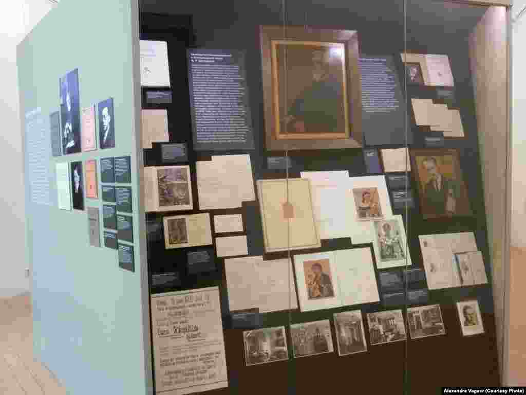 Экспонаты, рассказывающие о так называемом "Русском Оксфорде". В первой половине 20-х годов прошлого века Прага превратилась в европейский культурный и научный центр эмиграции из России, за что ее окрестили "Русским Оксфордом" или "Русскими Афинами".