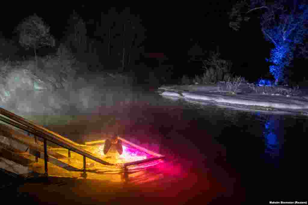 Різнокольорові вогні висвітлюють крижану воду річки Істри під Москвою